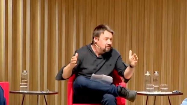 Irene Montero, Xavier Domènech y Gabriel Rufián durante el acto en Barcelona