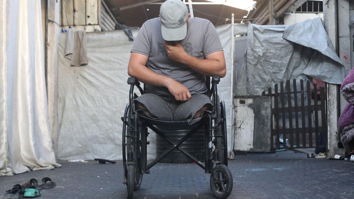 Abdulá Nabhan oculta su rostro, en el campamento de desplazados de Ciudad de Gaza.