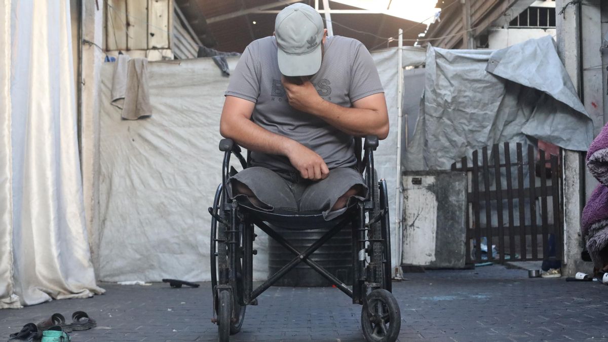 Abdulá Nabhan oculta su rostro, en el campamento de desplazados donde las condiciones son especialmente duras con sus heridas.