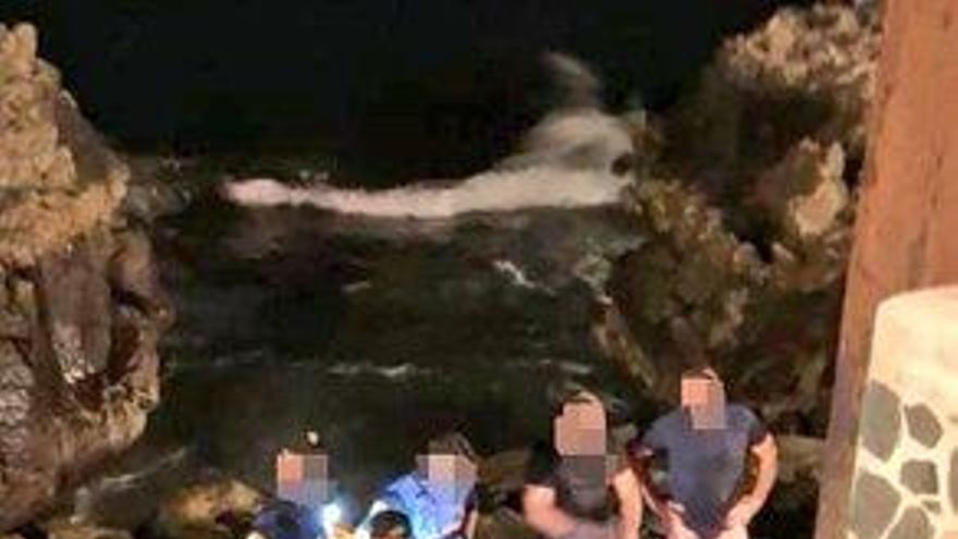 La Policía Local de Las Palmas de Gran Canaria logra rescatar a una persona que se tiró al mar en La Puntilla
