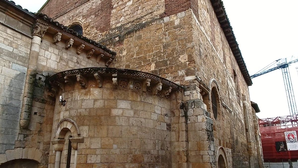Quién protege a una iglesia románica del siglo XII catalogada: la sucesión de chapuzas impunes en la Plaza del Grano