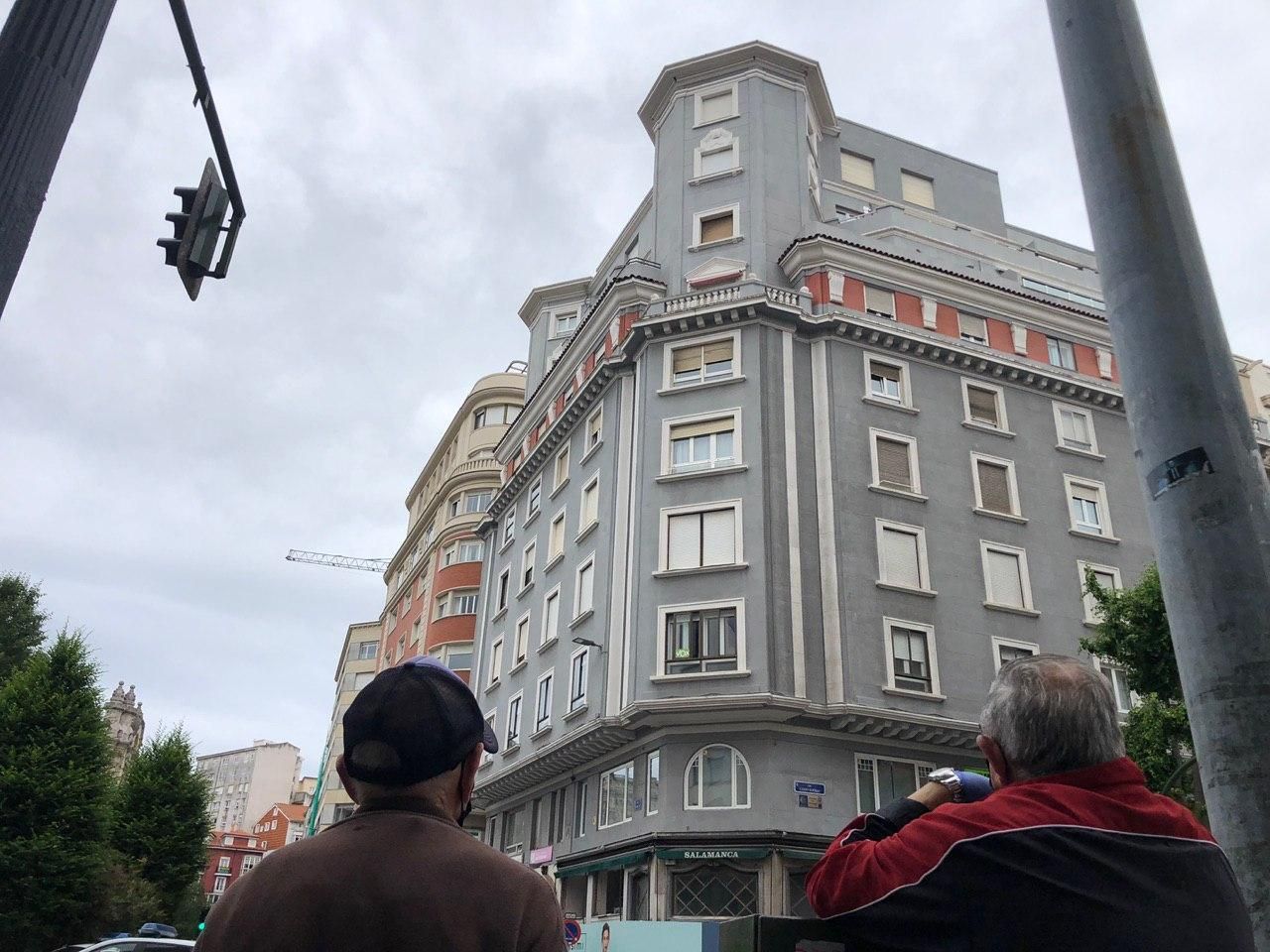 Vecinos y curiosos se han agolpado en la zona para observar los trabajos de los equipos de emergencia. | BUBY REY