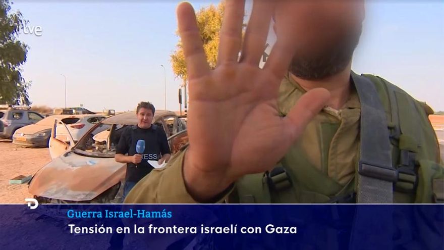 Un soldado israelí corta una conexión en directo de TVE: "Lo siento, nos echa el ejército"