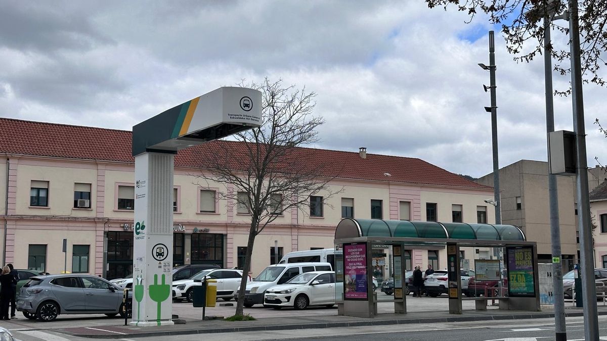 Pantógrafo de la línea 9, frente a la estación de tren de Pamplona