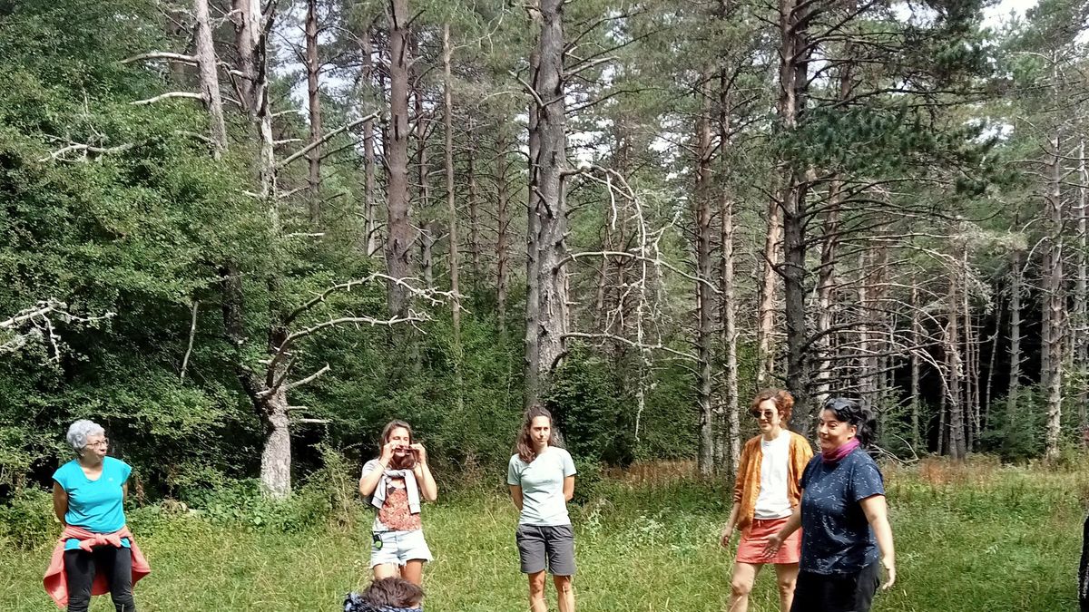 Las asistentes juegan durante su estancia en el campamento