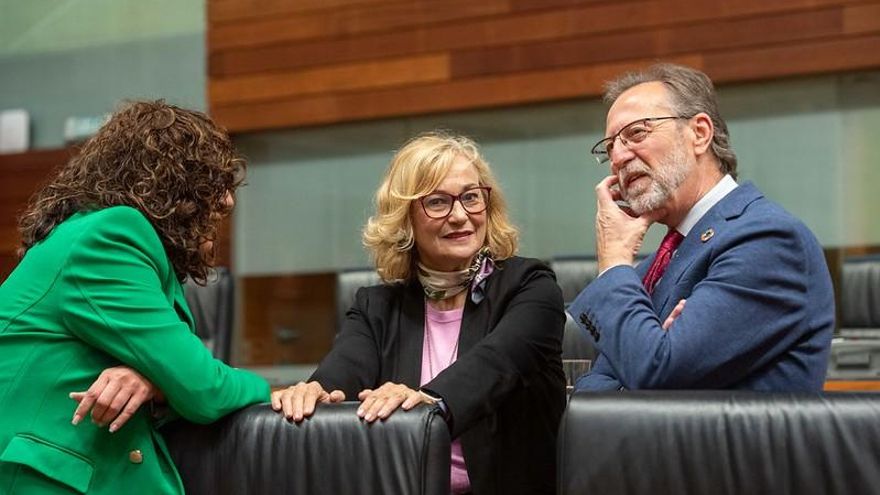 A la derecha Andrés Moriano, PSOE, que va a presidir la Mesa de Edad