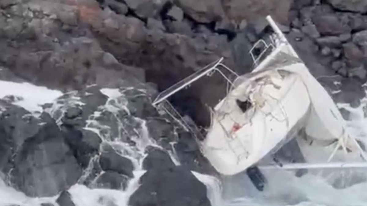Salvamento Marítimo coordina el rescate del único ocupante de un velero varado en la costa de El Hierro