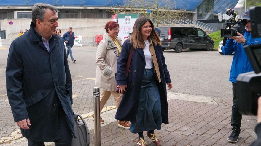 El nuevo presidente del Euzkadi Buru Batzar, Aitor Esteban (i), con Maitena Ipiñazar