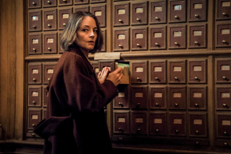 La psi Lilian Steiner, como detective aficionada, husmeando en archivos