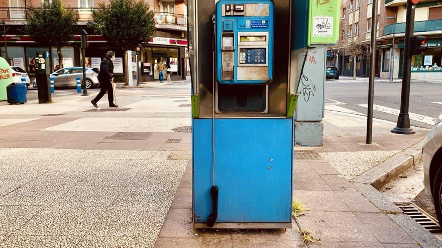 Teléfono descolgado en una cabina del centro de Vitoria