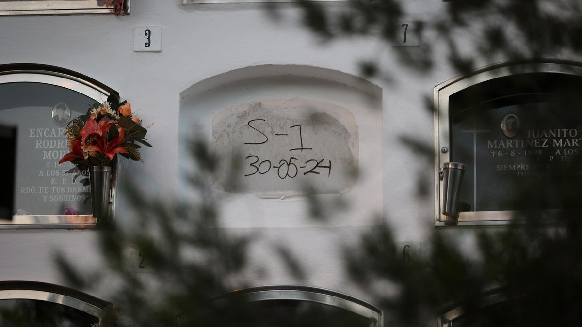 Sense resos ni flors, els cossos sense nom enterrats després de naufragar en pastera: "A vegades són impossibles d'identificar"