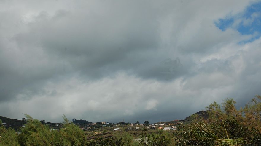Nuboso en el este La Palma.