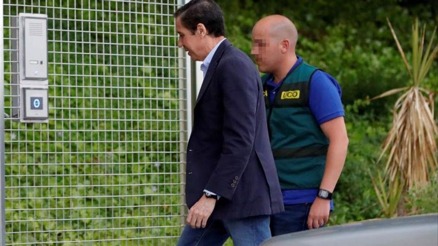 El expresidente valenciano Eduardo Zaplana junto a un agente de la Guardia Civil en una imagen de archivo.