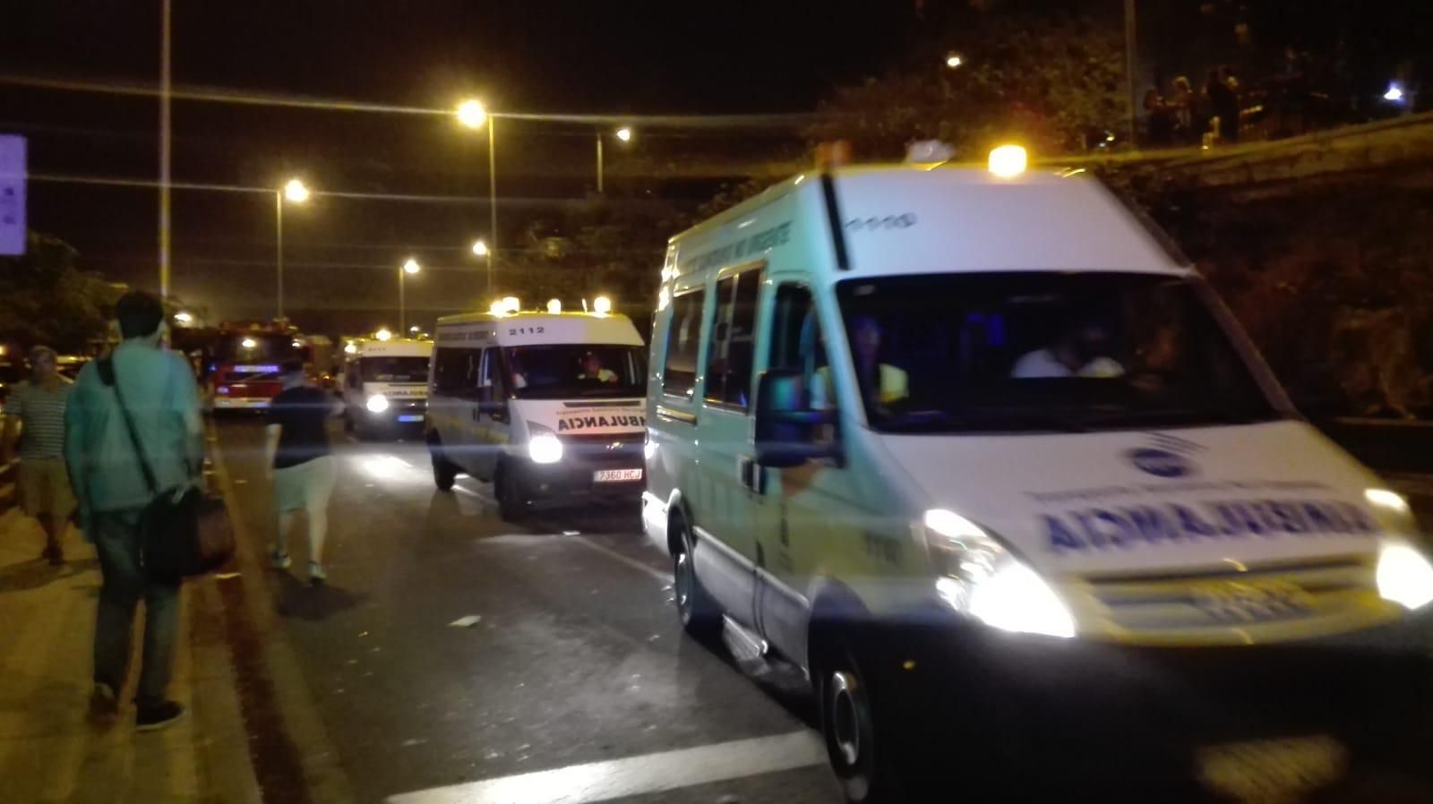 Ambulancias en las inmediaciones del centro sanitario santacrucero, en la noche del lunes