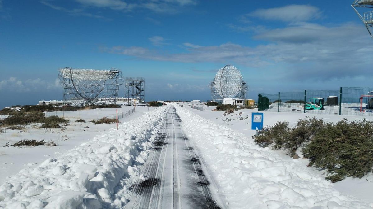 Vía entre  dos telescopio LST en construcción de la Red Cherenkov (CTAO en su siglas en inglés)  en el Observatorio del Roque de Los Muchachos (Villa de Garafía)
