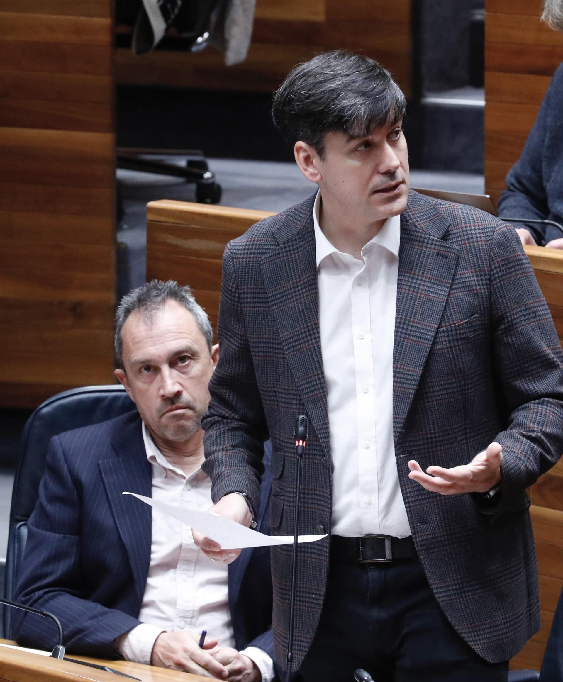 Los consejeros Ovidio Zapico, sentado, y Borja Sánchez, en la sesión plenaria de la Junta General del Principado, este martes.