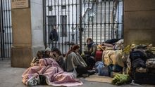 Vecinos de Madrid evitan que familias de solicitantes de asilo duerman a las puertas del Samur Social una noche más