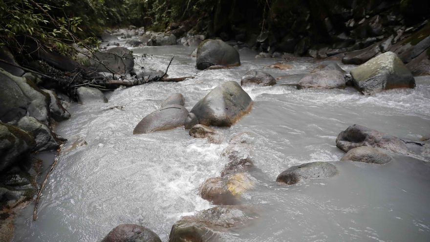 El volcán Poás mantiene emisión constante de ceniza en Costa Rica