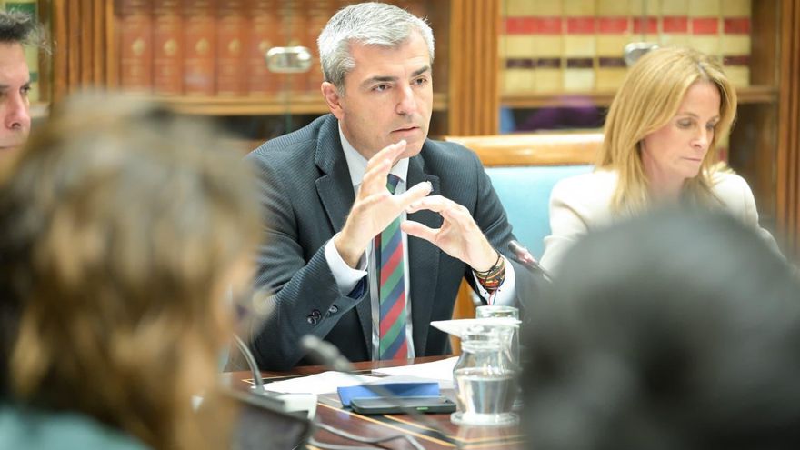 El vicepresidente de Canarias lleva "casi un año" estudiando cómo bajar los precios de la cesta de la compra