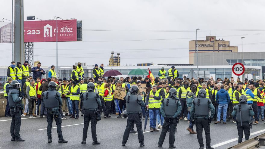 Detenido un tractorista por cruzarse ante un coche en marcha y herir de gravedad a su conductor en Burgos