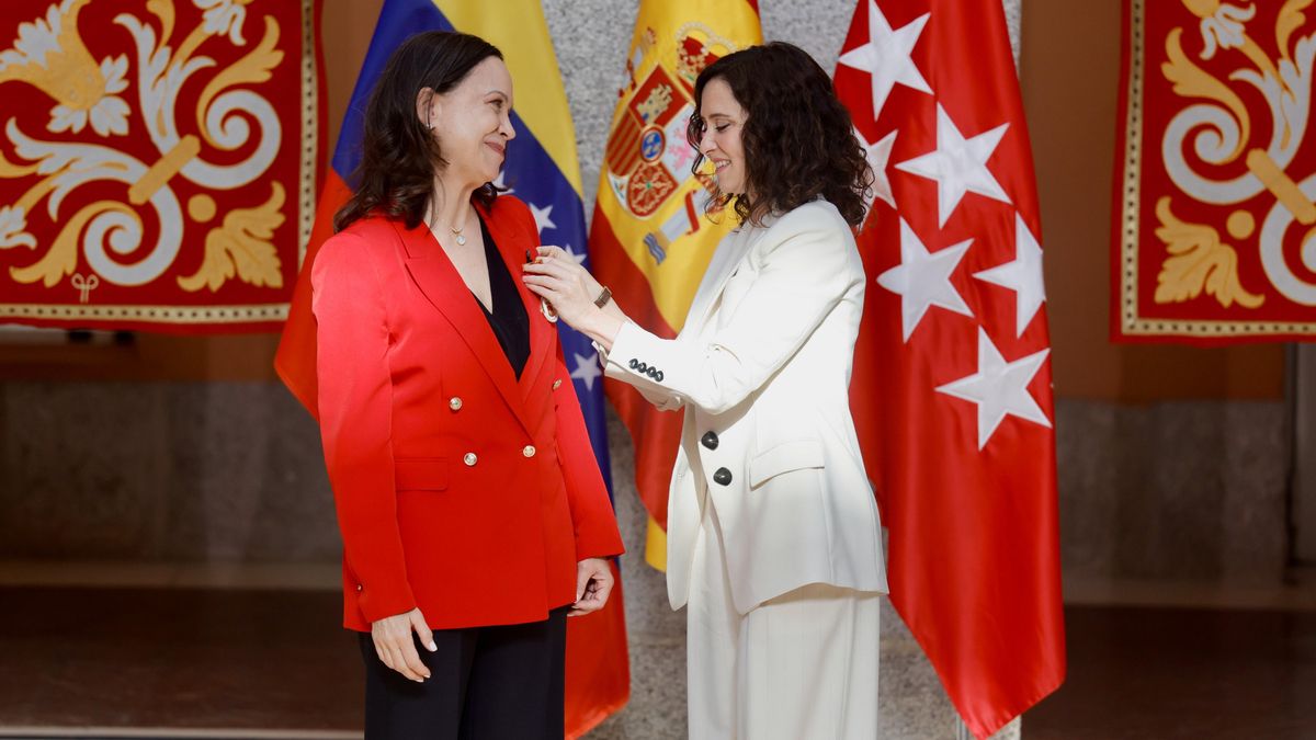 Ayuso impone la Medalla de Oro a María Corina Machado y esta asegura que "muy pronto" le dará las llaves de Caracas