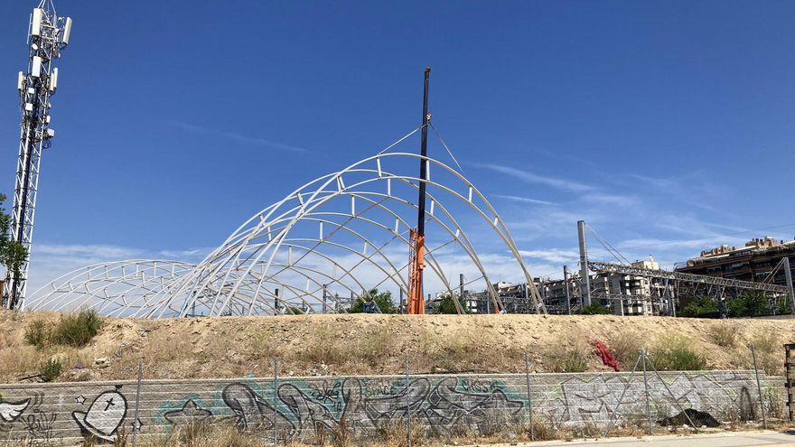 La estructura blanca que sorprende a los viajeros al llegar a Atocha es un nuevo recinto para eventos que abre en febrero