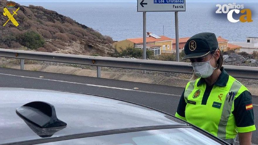 Agente de la Guardia Civil en un control de tráfico.