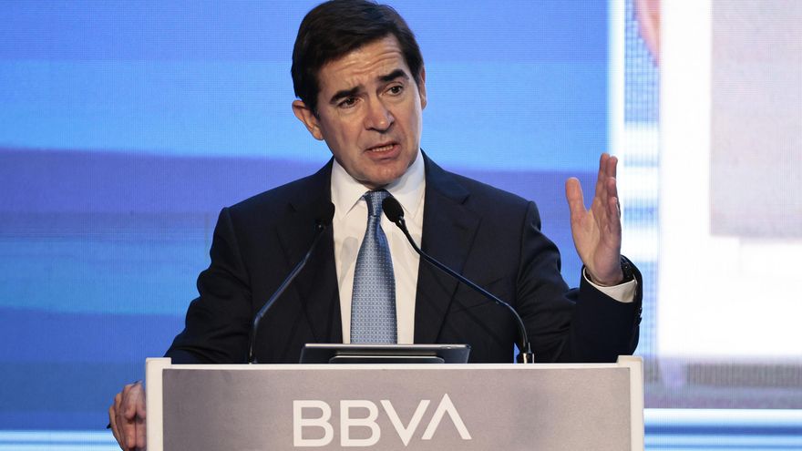 El presidente del Grupo BBVA, Carlos Torres Vila, habla hoy durante la Reunión Nacional de Consejeros Regionales de BBVA, en Ciudad de México (México). EFE/José Méndez