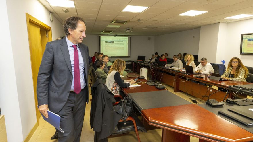 El consejero de Obras Públicas, Ordenación del Territorio y Urbanismo, José Luis Gochicoa, preside la Comisión Regional de Ordenación del Territorio y Urbanismo, que hoy ha aprobado el PGOU de Argoños