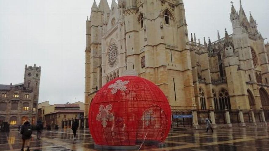 La gran bola que se iluminará ante la Catedral, una de las novedades.