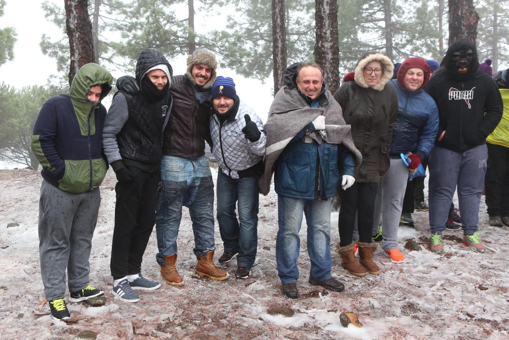 Un grupo de personas se acerca a ver la nieve que ha caído en la cumbre de Gran Canaria