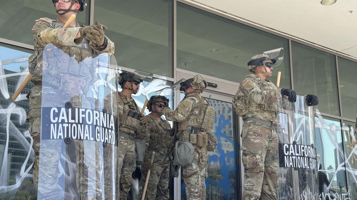 Foto de archivo de integrantes de la Guardia Nacional de California.