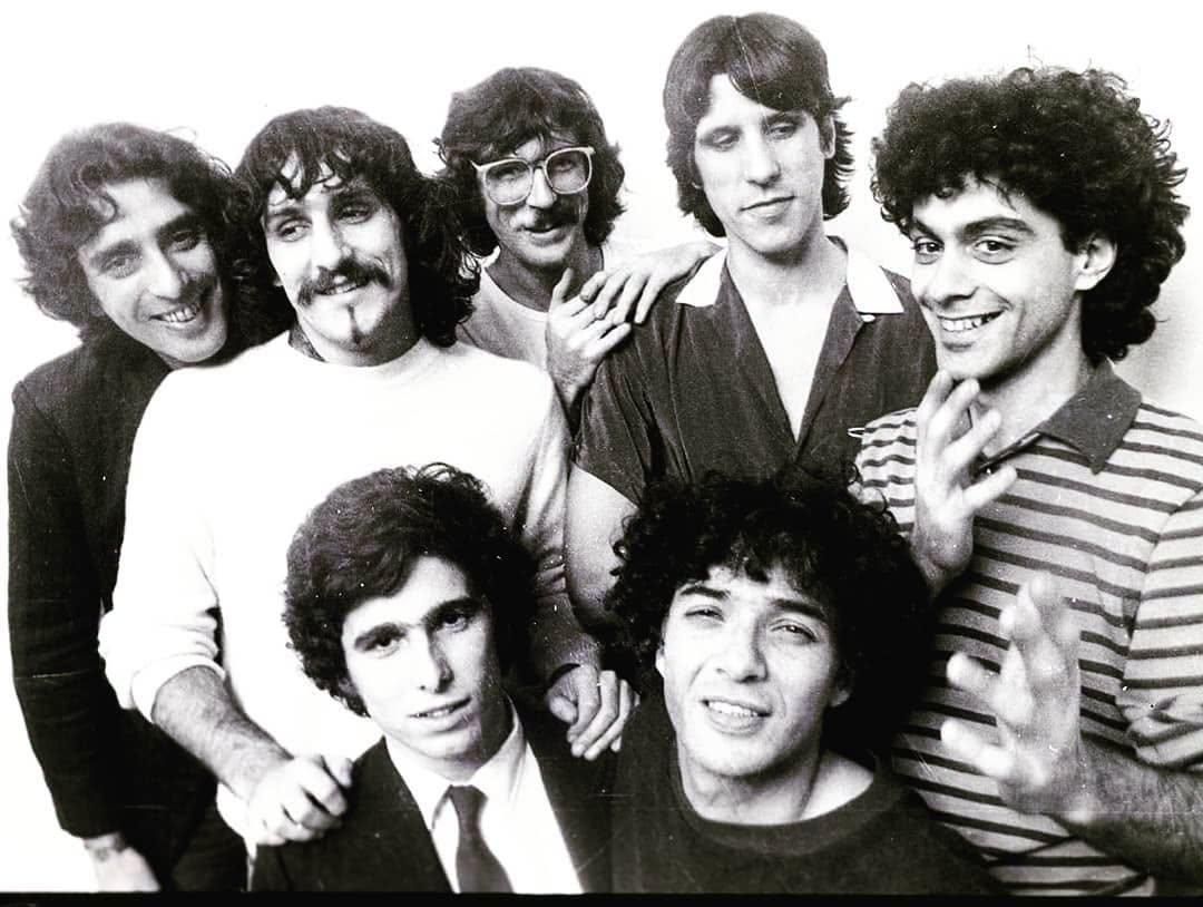 Daniel Melingo, primero a la derecha, junto a Los Abuelos de la Nada y Charly García productor del primer disco de la banda.