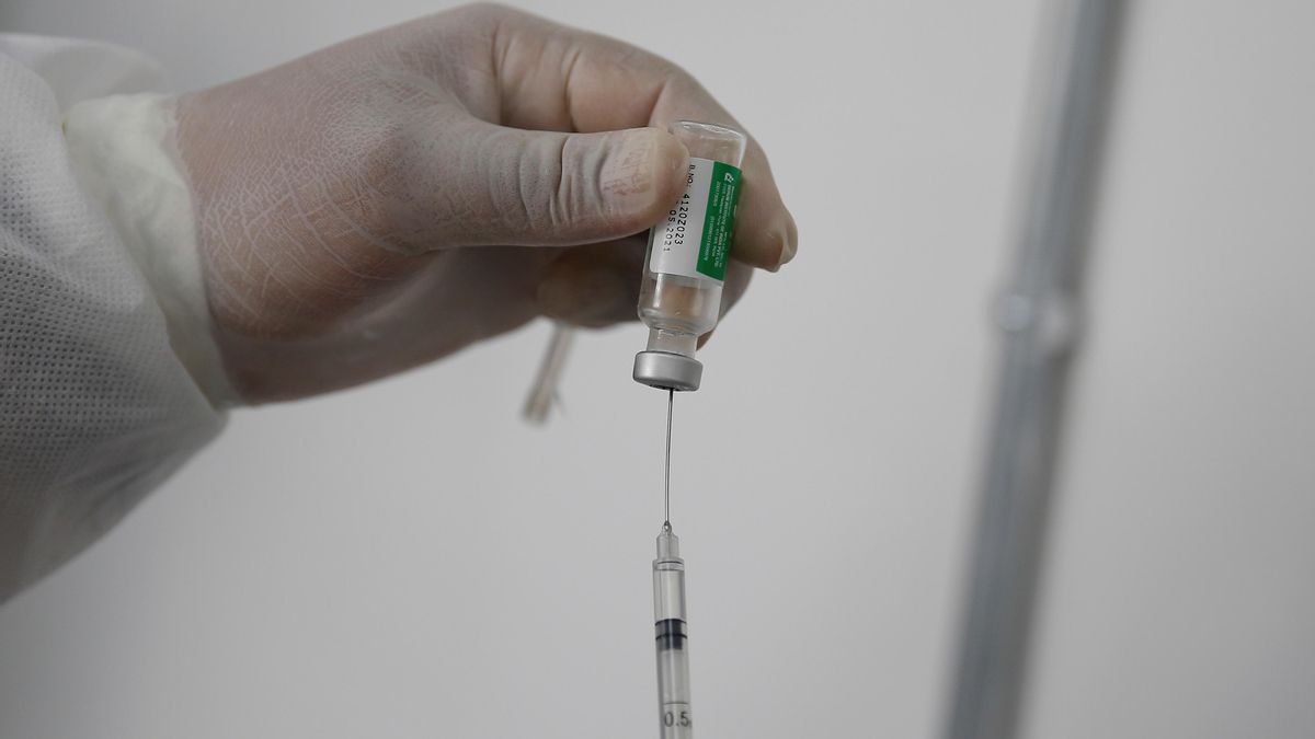 La alarma por el brote de meningitis en Reino Unido agota las vacunas y desborda farmacias