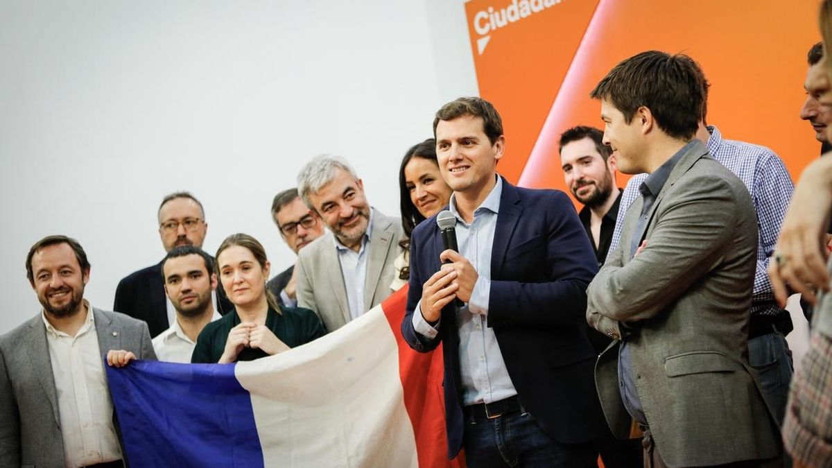 Albert Rivera, con la bandera francesa tras la victoria de Macron