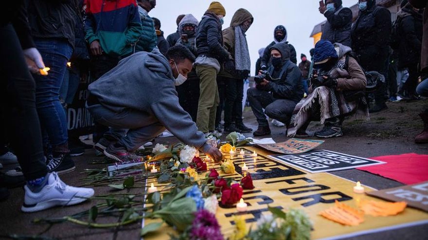 Dimite la agente de Policía que mató al joven afroamericano en Minneapolis y la familia rechaza que fuera un "accidente"