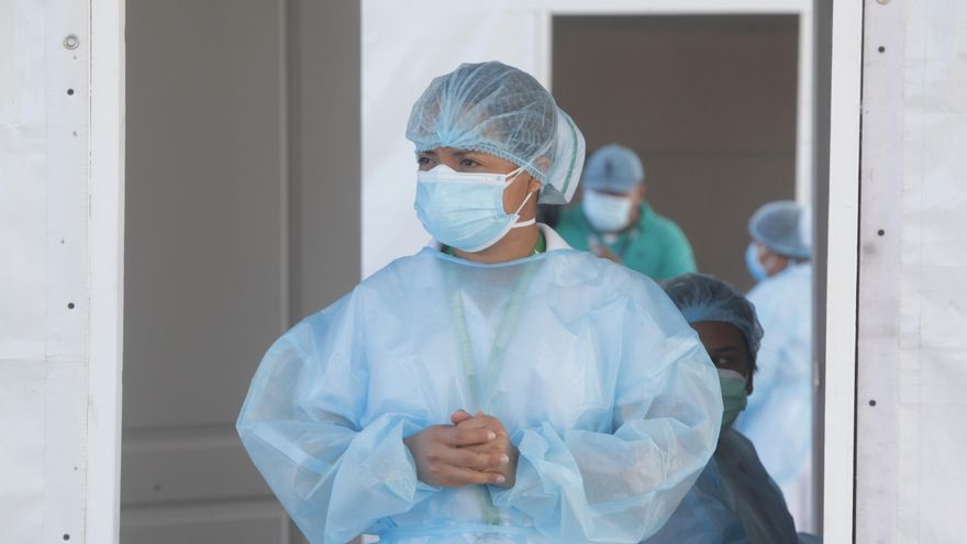 Enfermeras del ministerio de salud se preparan para aplicar la primera dosis de la vacuna Pfizer a adultos mayores de 60 años en sus automóviles en el centro de Vacunación Express, en los estacionamientos del Estadio Rommel Fernández en el corregimiento de Juan Diaz Ciudad de Panama (Panamá). EFE/Carlos Lemos/Archivo