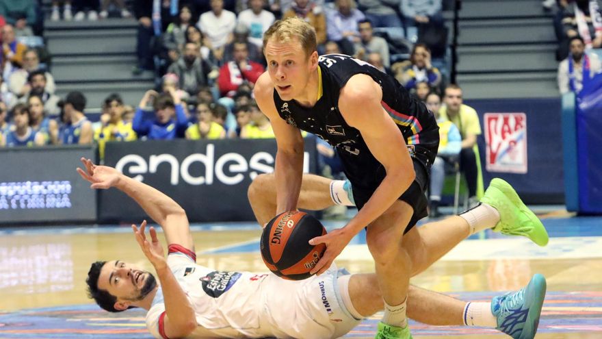 El Lenovo Tenerife aplasta al Obradoiro