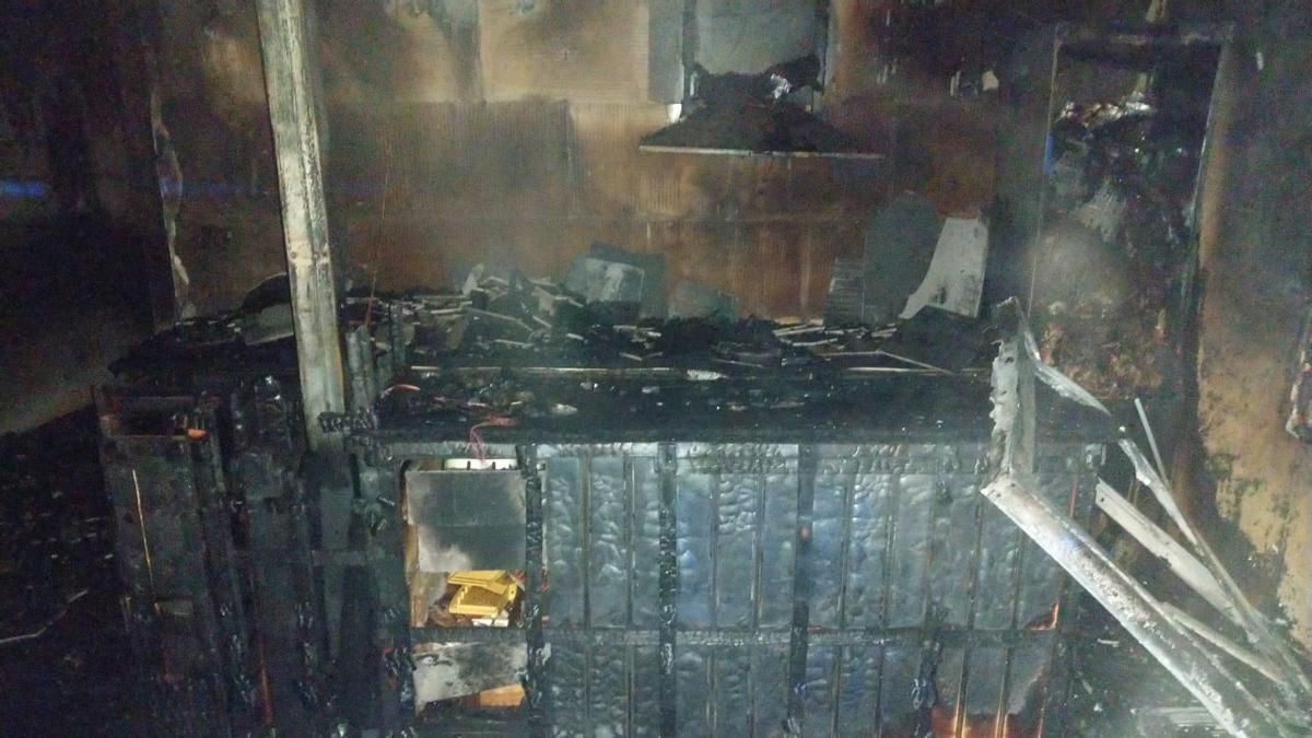 El interior de la vivienda calcinada en el municipio de Ponferrada.