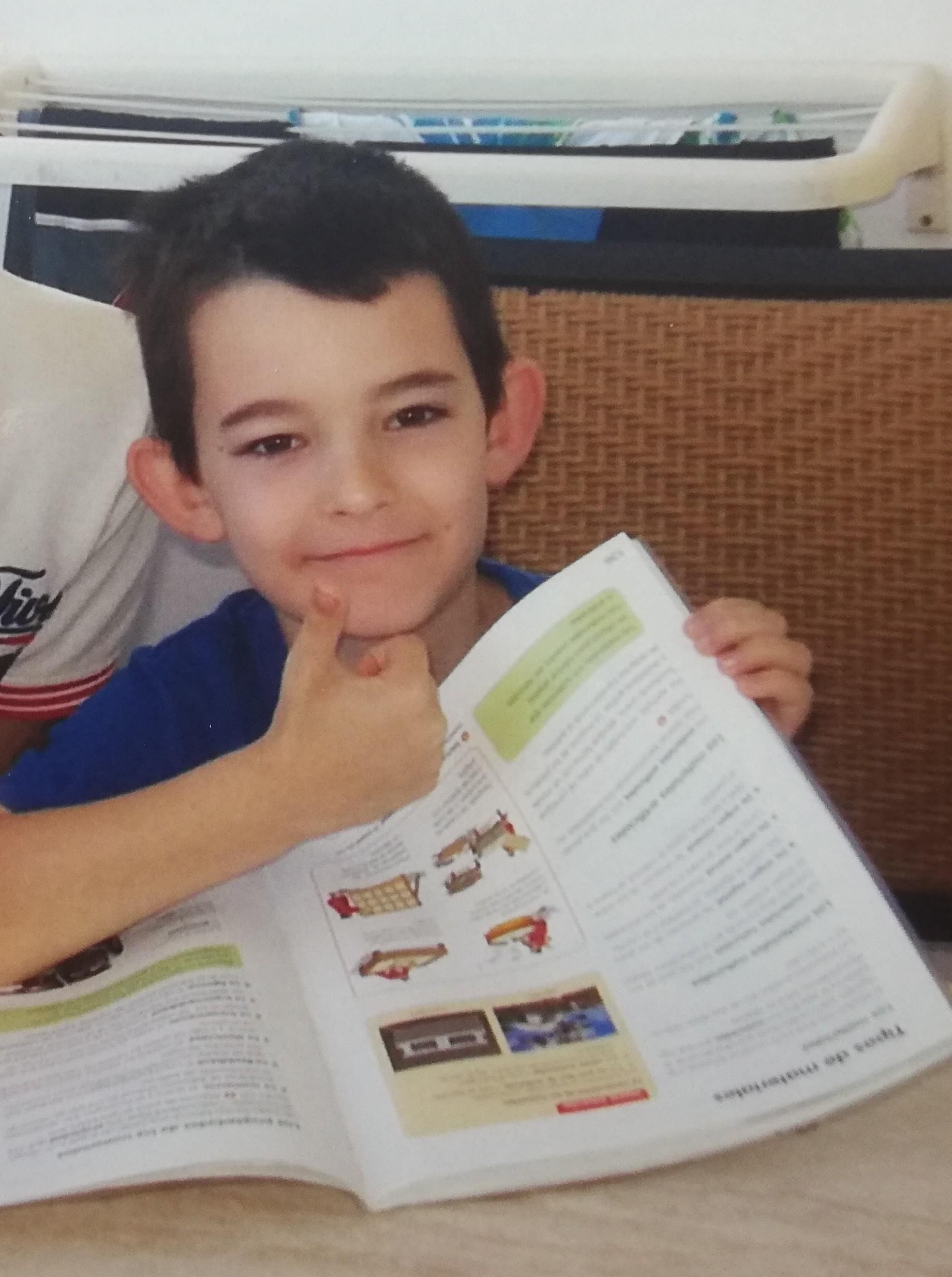 Pablo con un libro de texto.