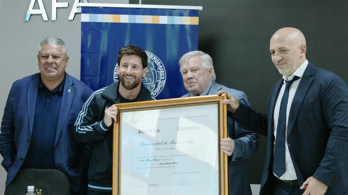 Lionel Messi recibió el Doctorado Honoris Causa de la UBA horas antes de su despedida de la Selección en el Monumental.