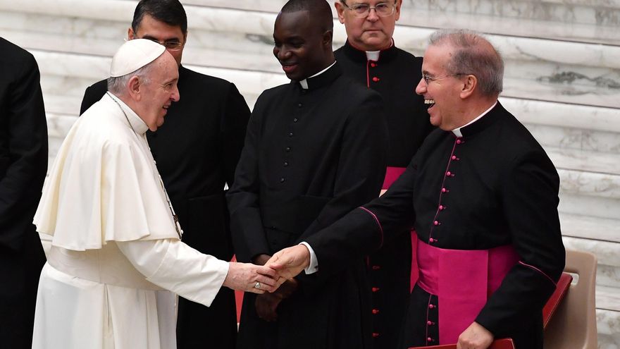 El papa Francisco saluda a su llegada a la Audiencia general del miércoles en el aula Paul VI, en el Vaticano. EFE/EPA/ETTORE FERRARI