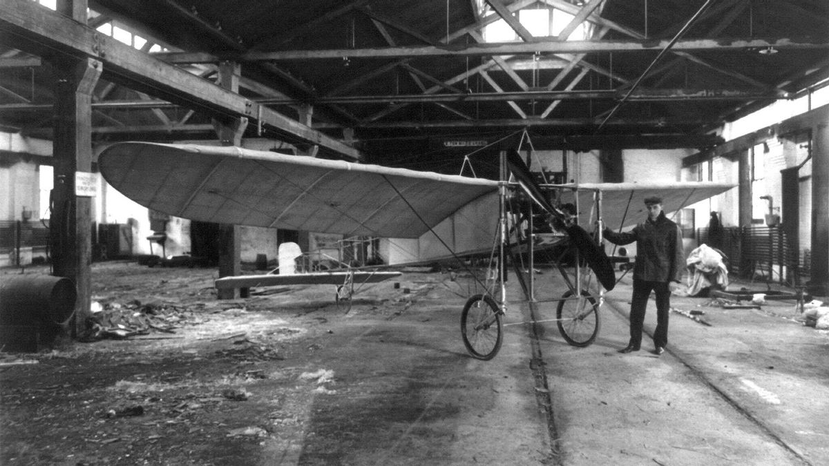 Construido con madera, bambú y papel, en 1909 fue el primer avión en cruzar el Canal de la Mancha