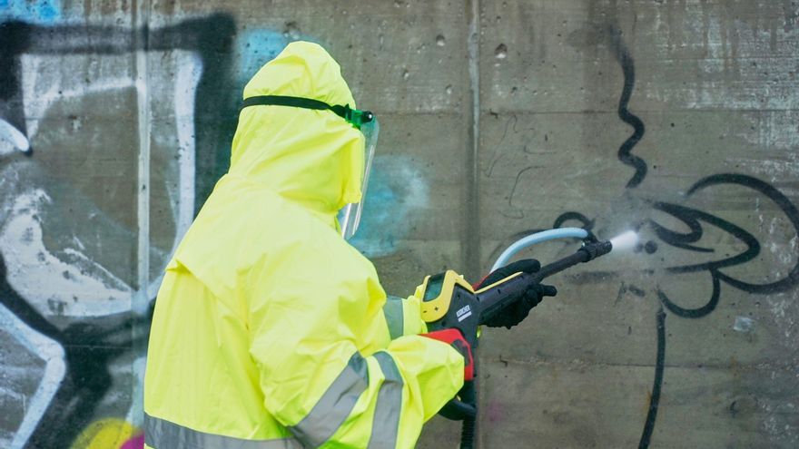 La empresa sin experiencia contratada en Vitoria para limpiar grafitis ha facturado 38.453,37 euros en menos de tres meses