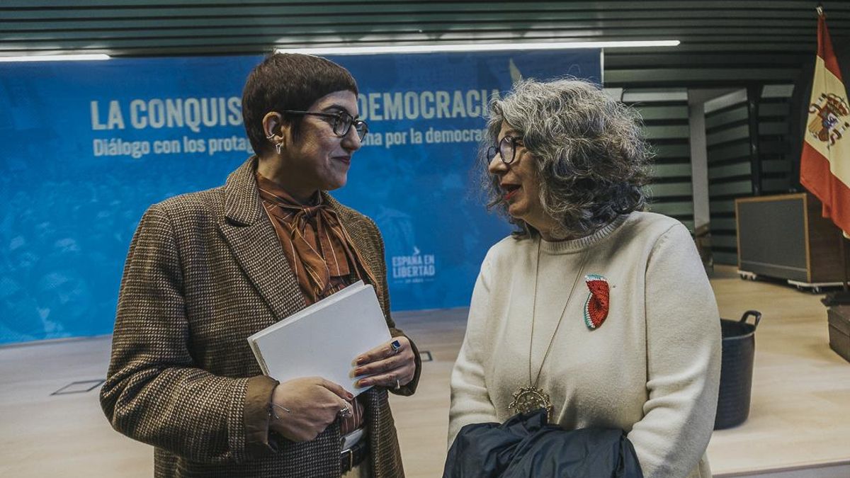 Elisa Reche, directora de elDiario.es Región de Murcia, junto a María Dolores Martín-Consuegra Martín-Fontecha, una de las directoras del documental 'Sacar a la luz. La memoria de las rapadas', que se proyectó para cerrar la jornada
