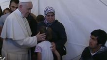 El Papa visita Moria, campo de detención de refugiados en Grecia