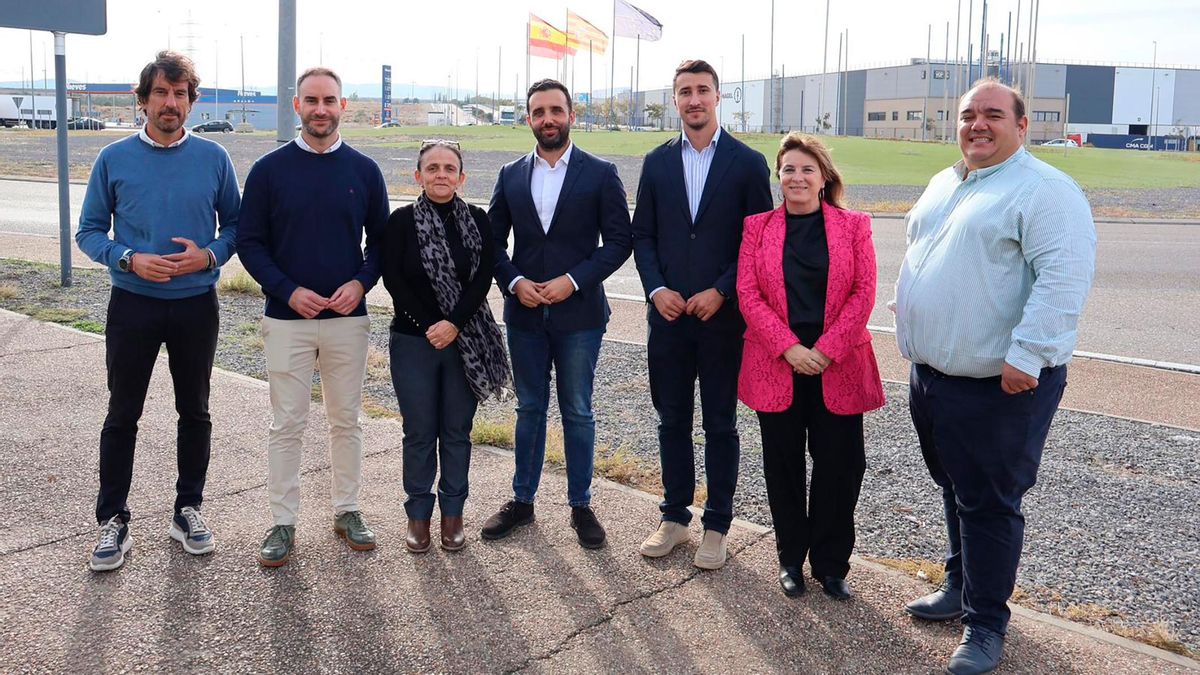 El Equipo de Gobierno en una visita a las instalaciones de Inditex, que pondrá en marcha dos proyectos en Sagunto.