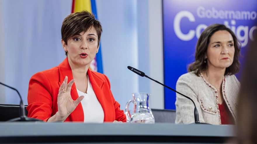 La ministra de Política Territorial y portavoz del Gobierno, Isabel Rodríguez (i), y la ministra de Industria, Comercio y Turismo, Reyes Maroto (d).