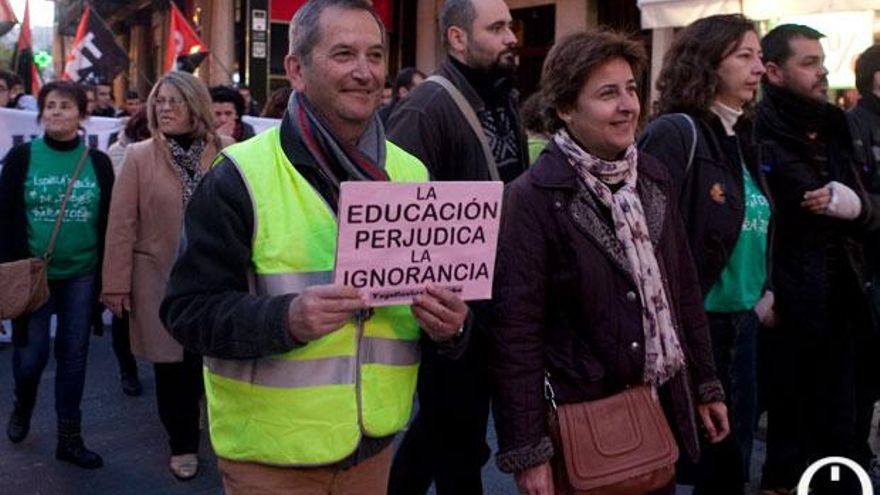 Más de medio millar de personas claman contra la reforma educativa