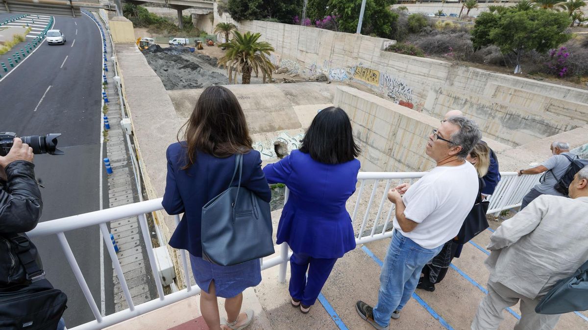 La alcaldesa de Las Palmas de Gran Canaria, Carolina Darias (c), visitó este viernes la zona del Guiniguada con los seis expertos internacionales que integran el jurado del concurso de proyectos del futuro paseo de la Cultura y las Artes Canarias-